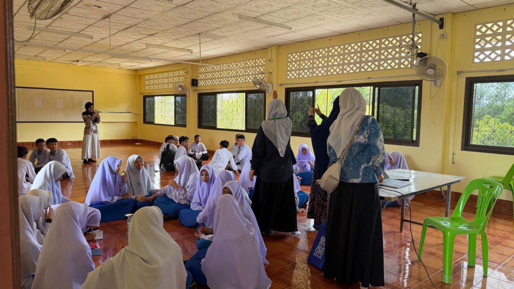 Dosen Magister Pendidikan Fisika FKIP Unila Laksanakan Pengabdian kepada Masyarakat Internasional di Thailand whatsapp image 2026 06 09 at 19.42.09